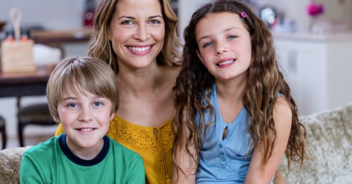 anya két gyerekével