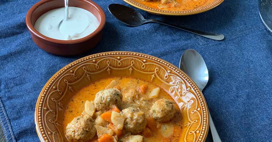 Forró, laktató, és a gyerekek kedvence: tárkonyos húsbombócleves