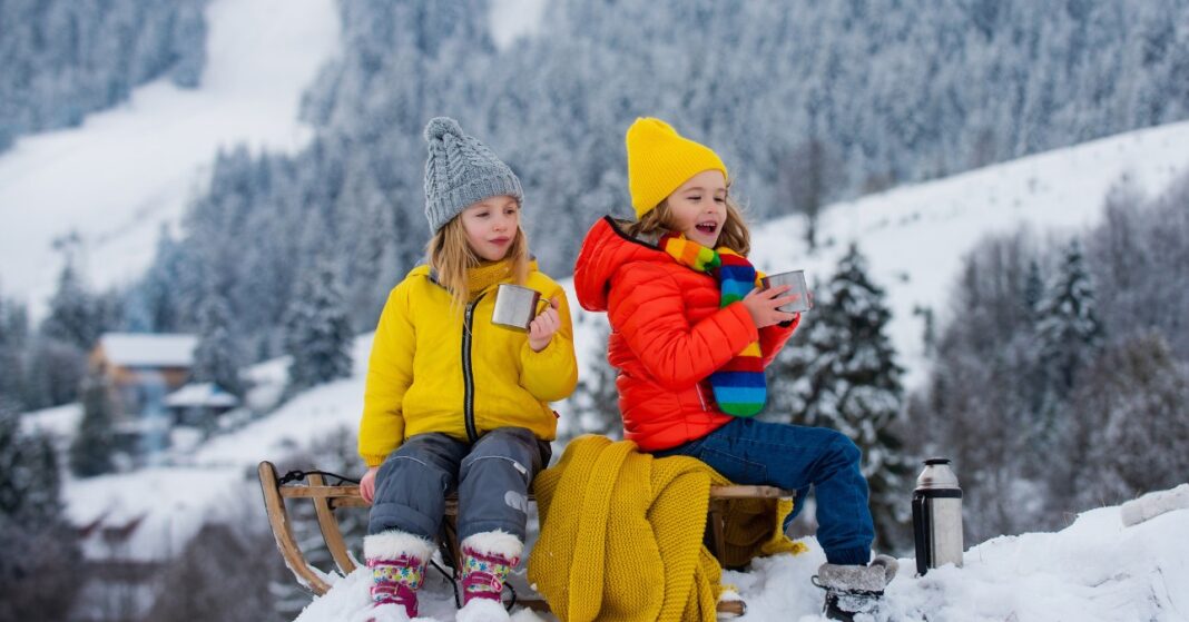 havas hegyekben ül két gyerek