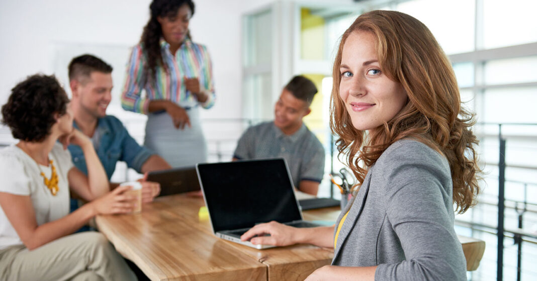 Üzletasszony nemzetközi csapattal