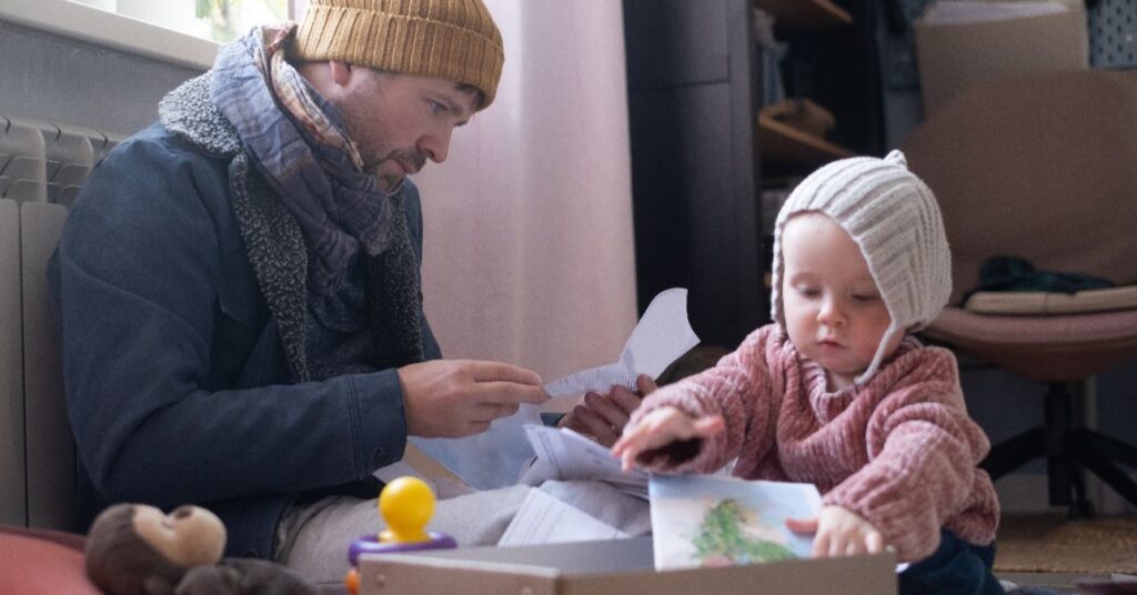 Apuka olvassa a családi kedvezmény igénylés feltételeit.