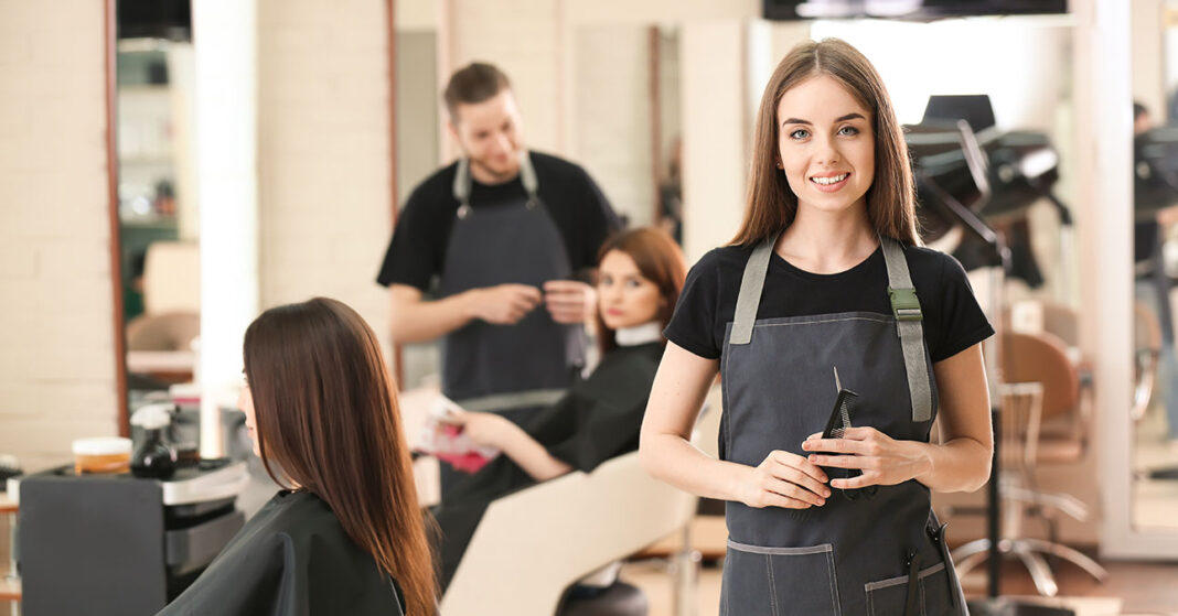 Női fodrász a szalonban