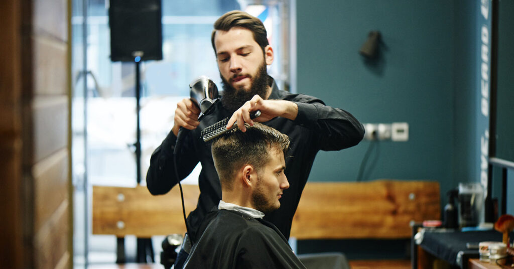 Férfi fodrász hajat vág