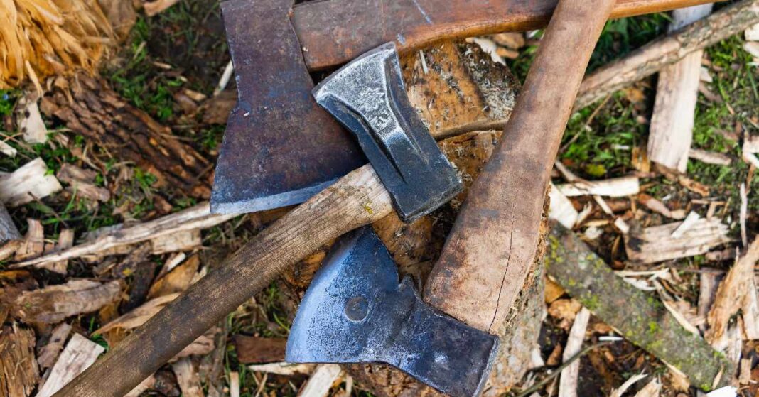 faforgács és aprított fa, rajta két balta fektetve