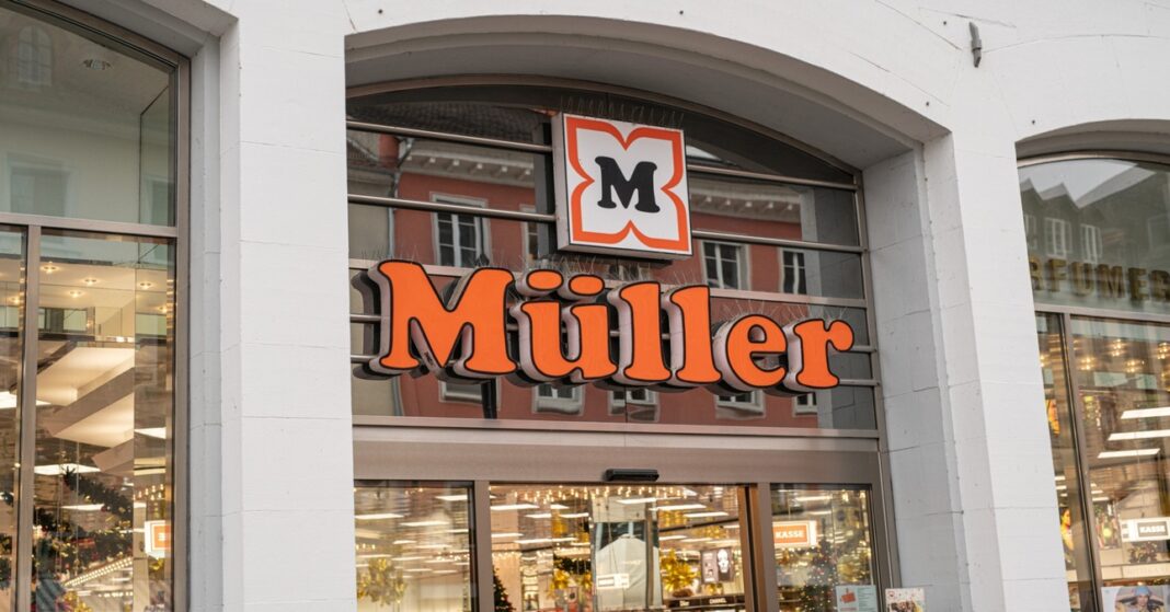 Egy Müller drogéria kívülről lefotózva