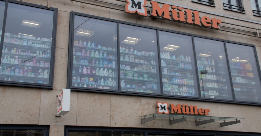 Egy Müller kirakata kintről lefotózva