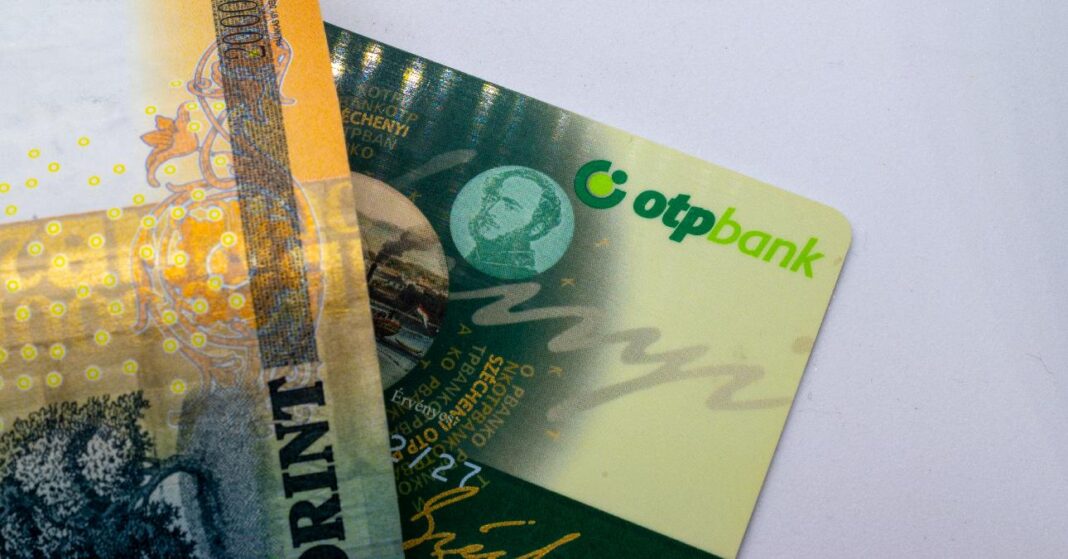 20.000 forintos bankjegy az OTP SZÉP-kártya bal sarkára fektetve