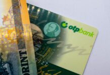 20.000 forintos bankjegy az OTP SZÉP-kártya bal sarkára fektetve