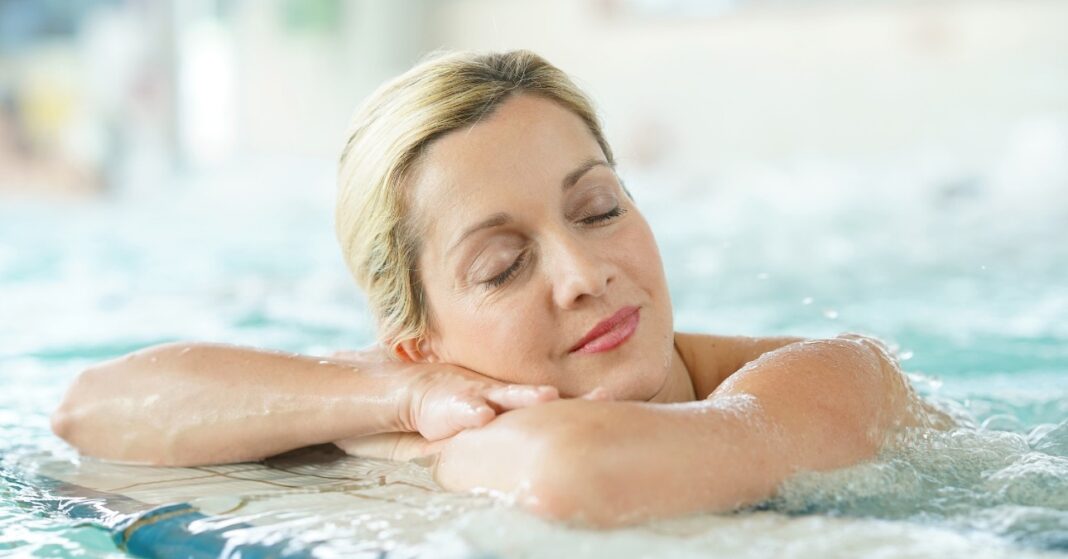 nő fürdik a termál medencében
