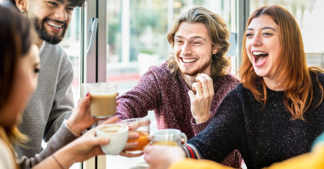 boldog fiatalok beszélgetnek