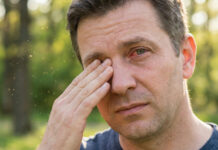 Gyulladt, vörös, viszket a szeme? Ezekkel a módszerekkel garantált a gyors enyhülés egy középkorú férfi piros, gyulladt, viszkető szemét vakarja