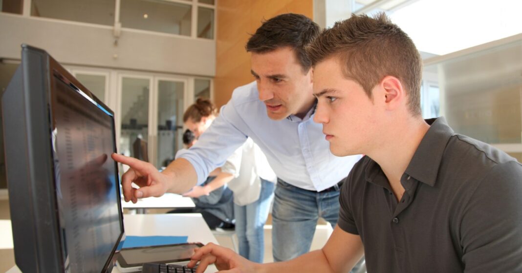 diákmunkás fiú betanul