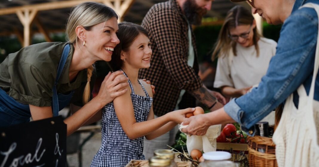 anya és lánya termelői piacon tojást vesz