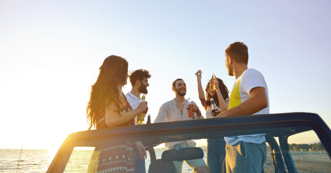 fiatalok söröznek nyaralás közben
