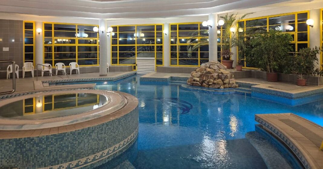 kiskunmajsai gyógyfürdő fedett medencéje vendég nélkül