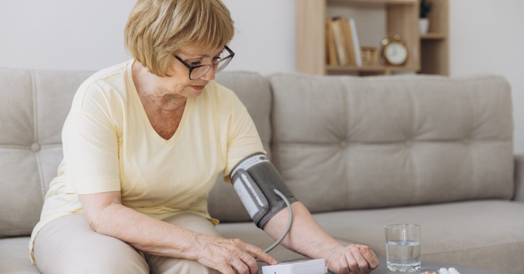 idős nő vérnyomást mér