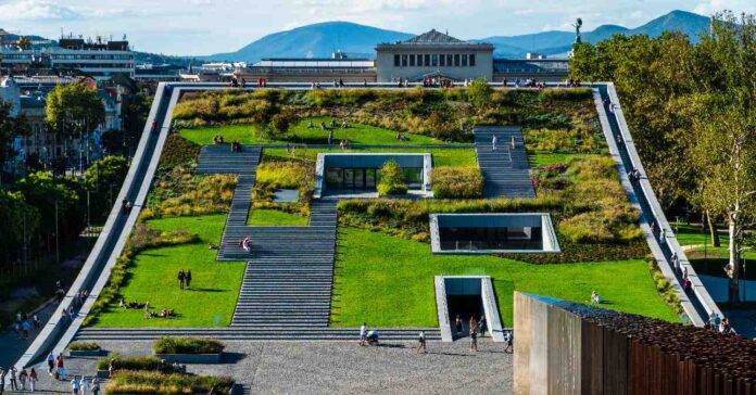 A Néprajzi Múzeum épülete Budapesten turistákkal