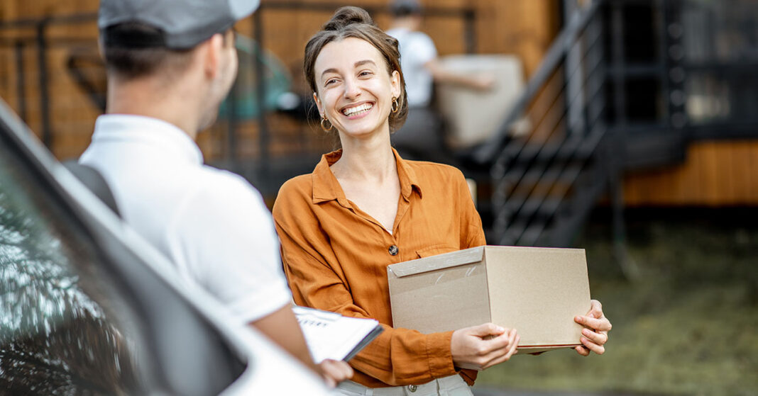 Futár adja át a csomagot