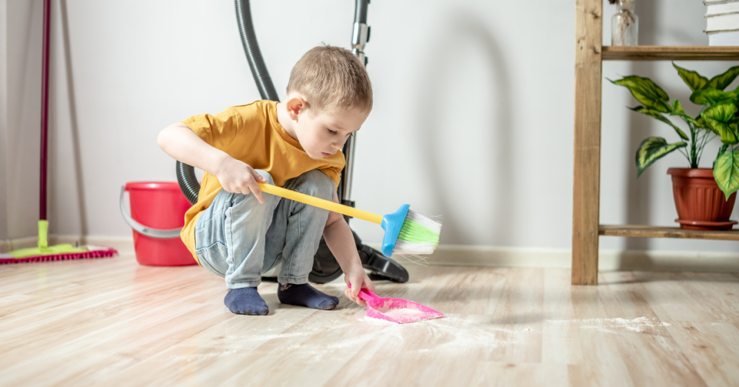 kisfiú takarítja a padlót