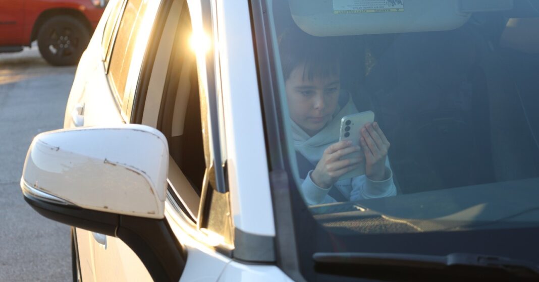 gyerek az anyósülésen ül