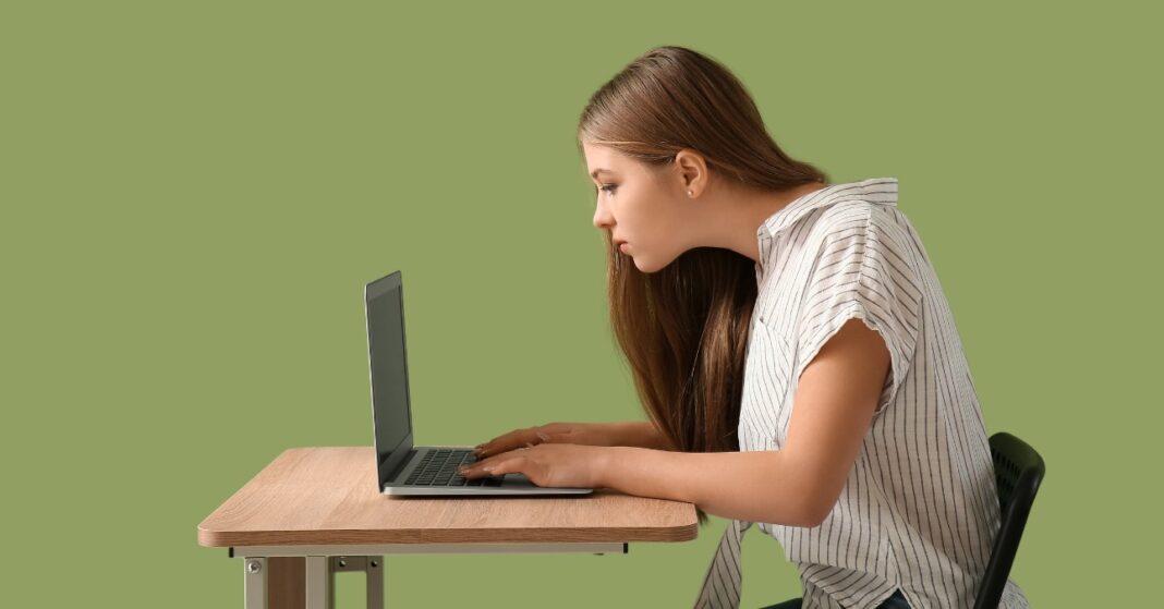 nő görnyed a monitor előtt