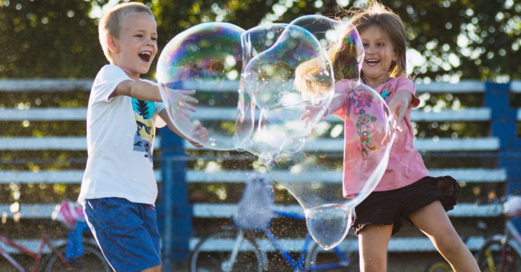 gyerekek óriás buborékot fújnak