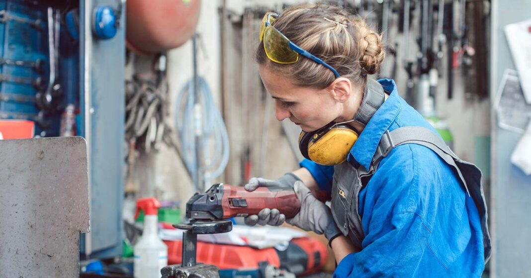 Dolgozó nő az üzemben flexel