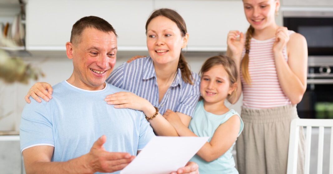 család örül egy hivatalos papírnak