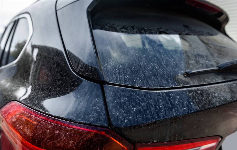 foltos, koszos autó hátsó szélvédő