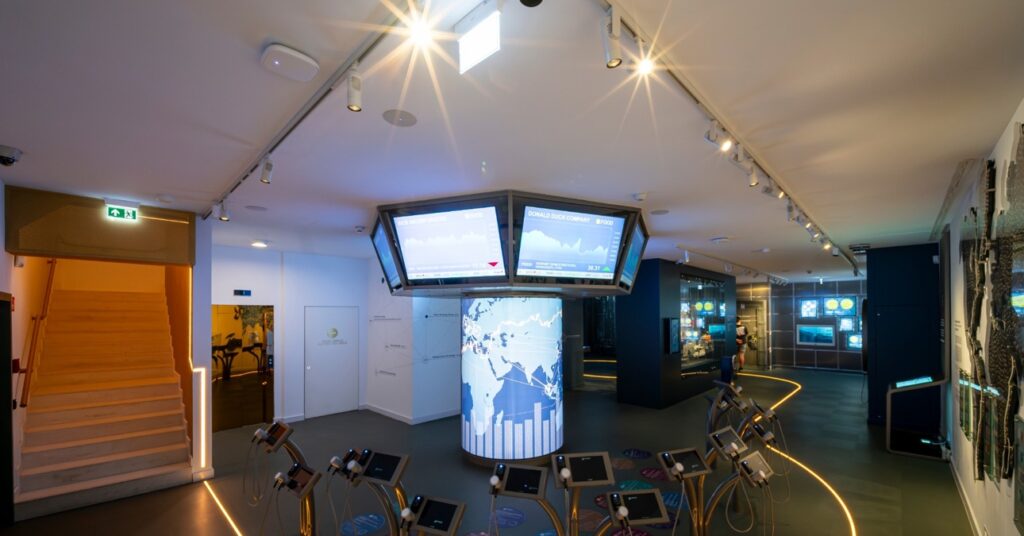 A budapesti postapalota belülről, a pénzmúzeum egyik modern és interaktív terve