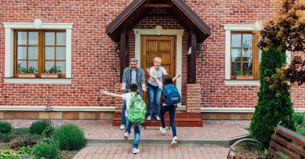 Boldog nagyszülők az unokákkal.