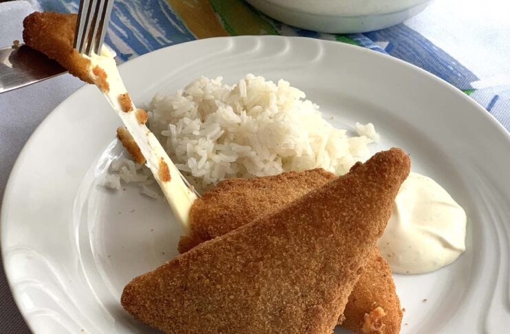 A tökéletes rántott sajt tálalása