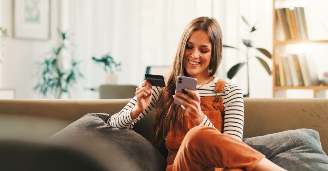 nő a kanapén netbankozik