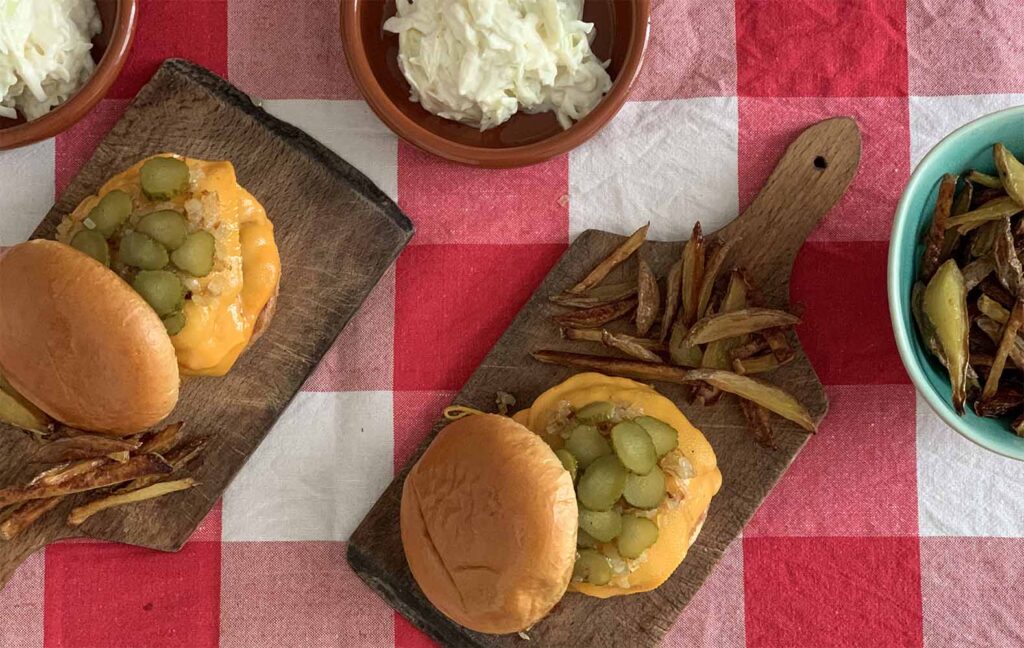 Smash burger tálalása coleslaw salátával és sült krumplival