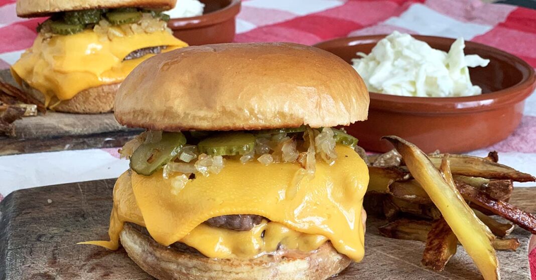 Smash burger tálalása coleslaw salátával és sült krumplival