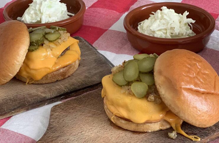 Smash burger tálalása coleslaw salátával és sült krumplival