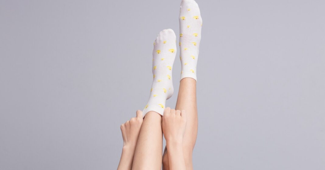 női láb zoknival
