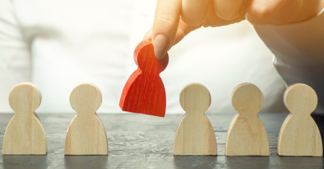 6 fabábuból a harmadik pirosat elveszi egy női kéz