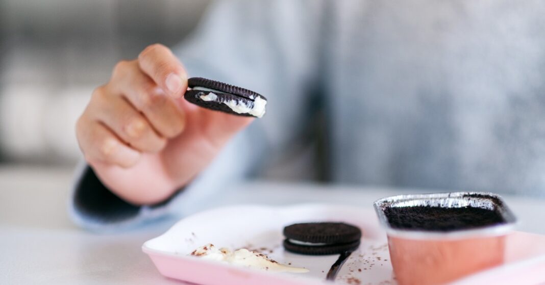 férfi oreo kekszet eszik