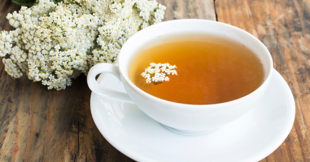 egy csésze cickafark tea virágokkal