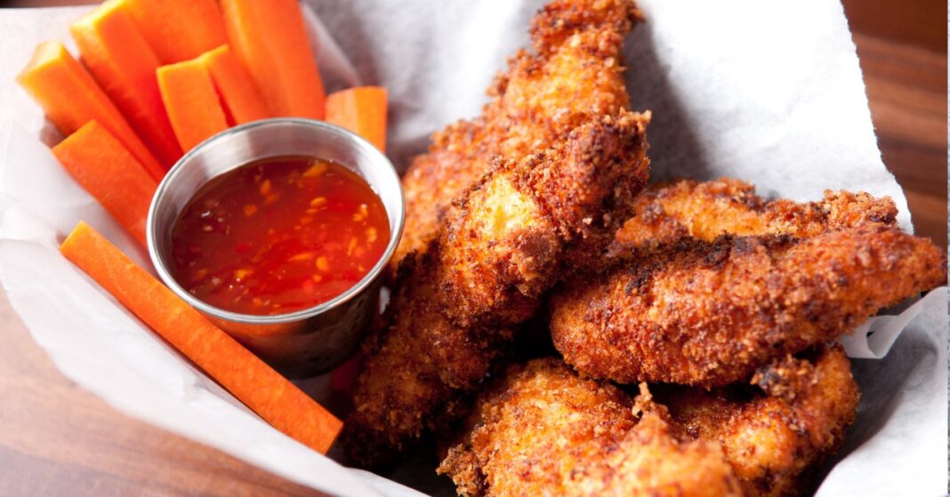 panko morzsában sült csirke répával és chili szósszal