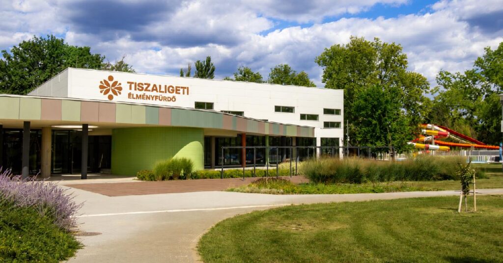 Tiszaligeti Élményfürdő bejárata Szolnokon