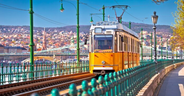Sárga villamos Budapesten a Dunaparton