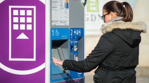 BKK-automatából jegyet vesz egy nő