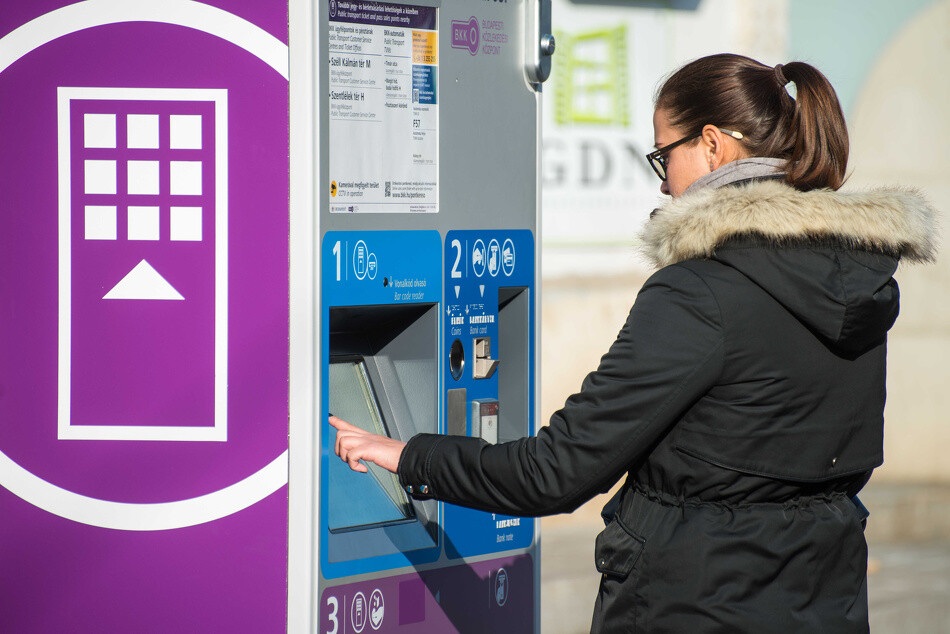 BKK-automatából jegyet vesz egy nő