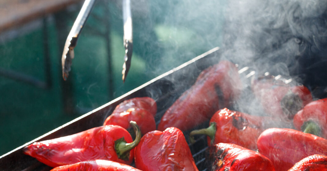 Paprikák sülnek a faszenes kerti grill rácsán