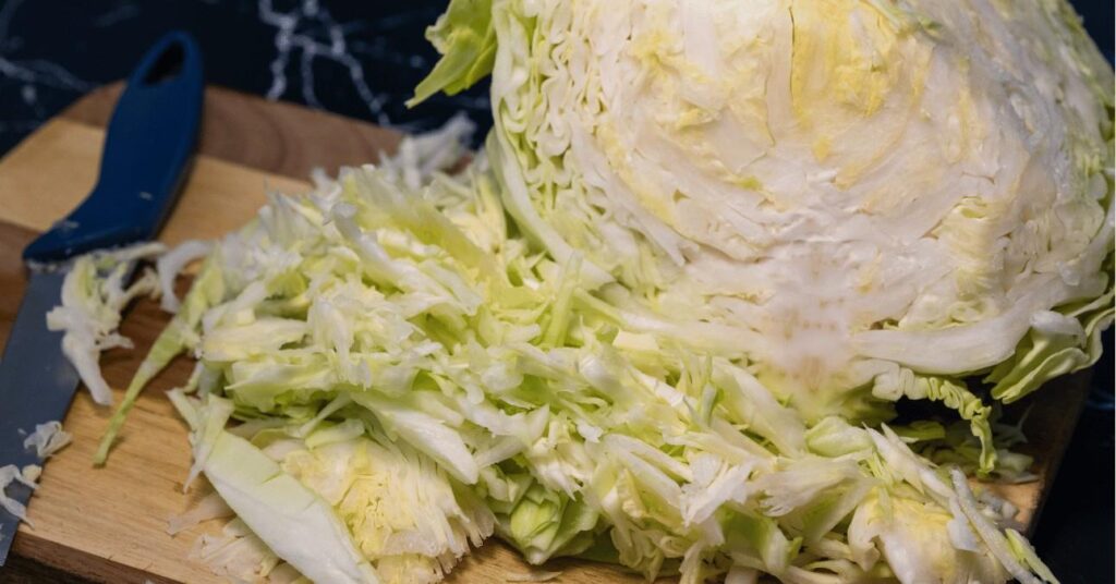 A hagyományos hordós savanyítás hetekig tart, macerás és még sok helyet is foglal. De létezik egy gyors, üveges módszer, amivel már 3-5 nap alatt ropogós, savanykás káposztát kapunk. A gyors káposzta savanyítás házilag nemcsak pofonegyszerű, de a pénztárcád is megkíméli. 