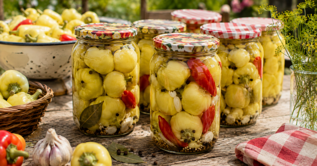 roppanós ecetes paprikák befőttesüvegekben eltéve