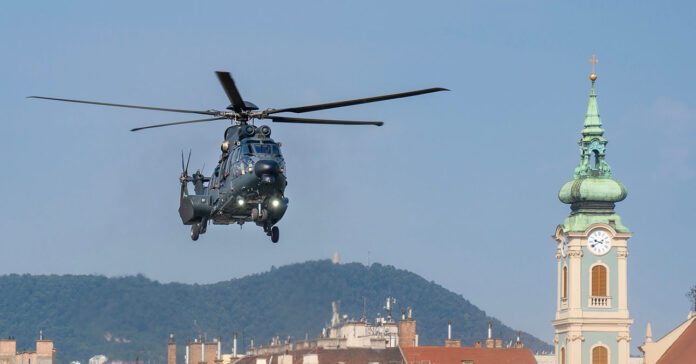 Harci helikopter Budapest fölött (Magyar Honvédség)