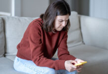 Hiába törlöd ki az appot a telefonodról, a pénzedet továbbra is levonják! Kiégett millenniál nő a telefonját nyomkodja